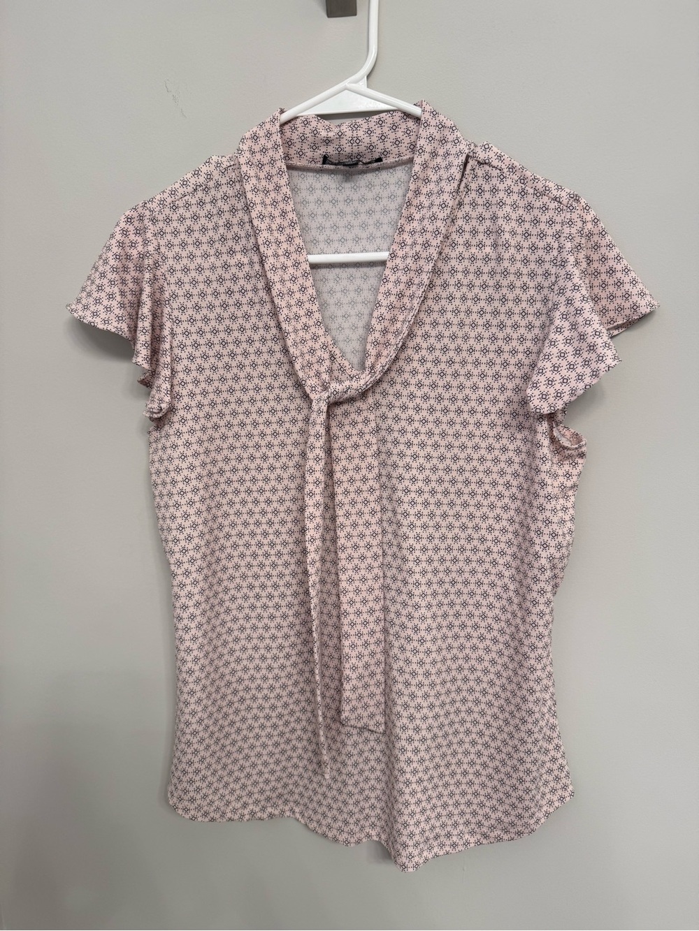NWOT Adrianna Papell Pink Geo-Print Tie-Neck Flutter Sleeve Blouse